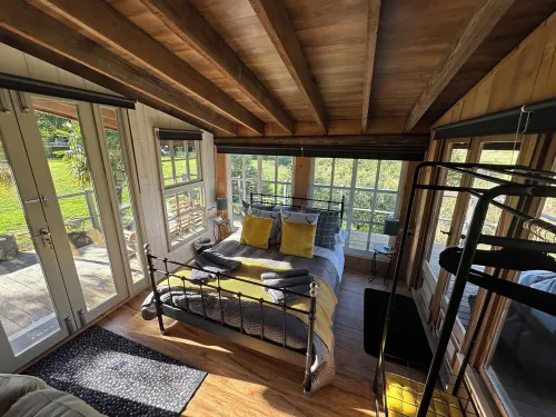 Huge open plan Log Cabin in Weston, Newark hot tub WiFi wood stove pets parking