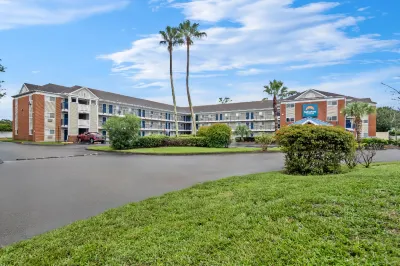 Suburban Studios Stuart Near Federal Hwy 1 Hotels near Stuart Heritage Museum