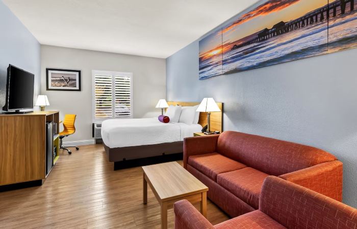 Days Inn & Suites by Wyndham Lakeland