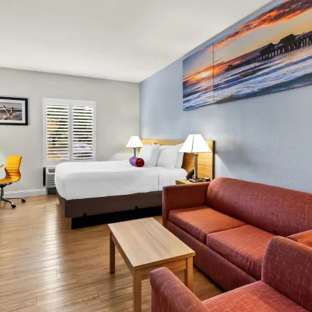 Days Inn & Suites by Wyndham Lakeland