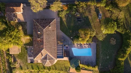 200 meters from the Cité, luxury 2jacuzzis villa and heated swimming pool