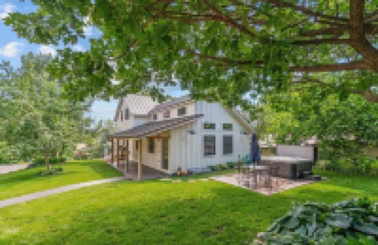 CHARMING RETREAT! Over-looking Lake, Hot tub, WiFi, AC, Nearby Walking Trails
