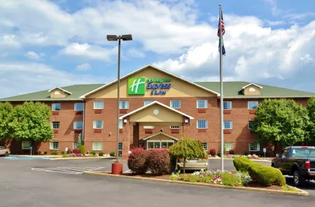 Holiday Inn Express & Suites Monaca - Center Township Отели рядом с достопримечательностью «Beaver County Beverage»