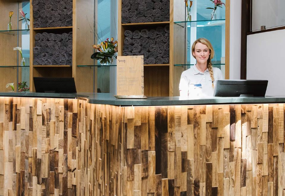 로우 우드 베이 리조트의 실내 수영장 전경