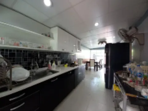 Spacious Entire House with shared Fitness Room and Shared Indoor Pool in club โรงแรมในอำเภอเมืองปทุมธานี