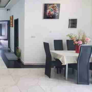 3-Bed Apartment Sleeps 6 - Garden Parking Pets Dining/Meeting Rooms