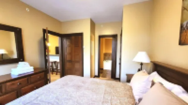 Stones Throw #38 by Bear Country Hôtels à : Thompson-Nicola P