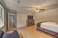 2 Mi to Clemson: Central Villa w/ Deck, Near Lakes - 3 estrellas