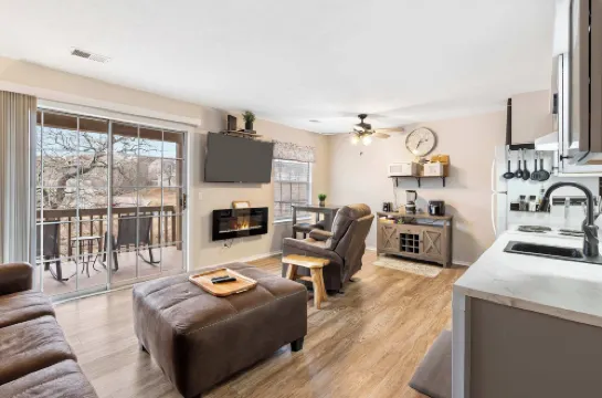 Chandlers Pondview Getaway Chic Branson Escape