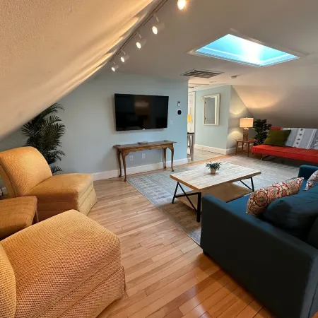 86 Dr Marcus House - Popular Broadway Area