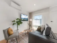 Comfy Studio with Shared Backyard near Racecourse - Apartments