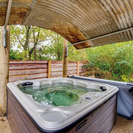 Family Holiday Cabin in Kentucky w/ Hot Tub!