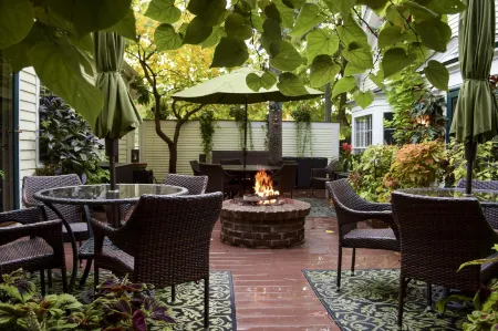 Wild Goose Inn Отели в г. Okemos