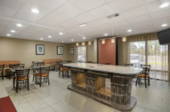 เบสท์เวสเทิร์นสวีทส์ ใกล้ออปรีแลนด์