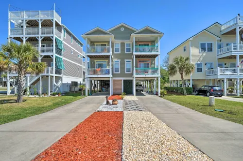 Calm Coastal Haven w/ 2 Balconies Near Beach - parking