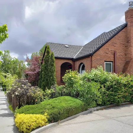 Ski, Shop and Explore Walkable Midtown Reno Oasis!