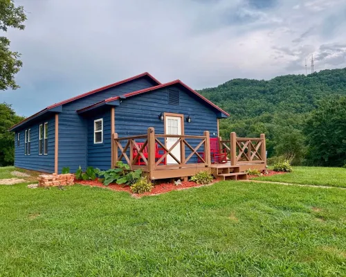 New Listing Cozy 2/2 with Distant Mtn. Views and Only 15 Min. from Blowing Rock. Hotels in Caldwell County