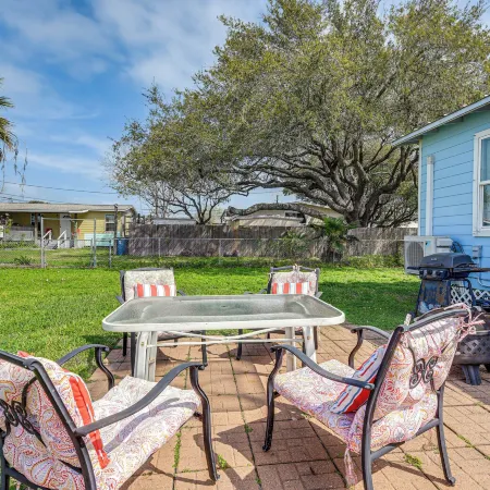 Cozy Cottage w/ Patio < 2 Mi to Rockport Beach!