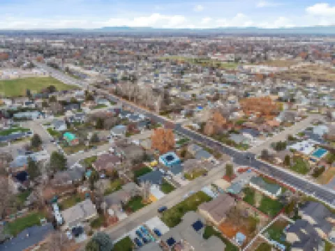 Charming 3-bedroom house in Caldwell with WiFi and AC.