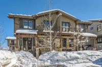 Blackstone Mountain Retreat #21! Walk To The Lifts! 4 Bedroom Apts by RedAwning - Homestays