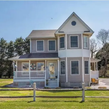 Spacious Home Close to the Beach and Bay - 5 bedroom w/Separate In-Law Suite!