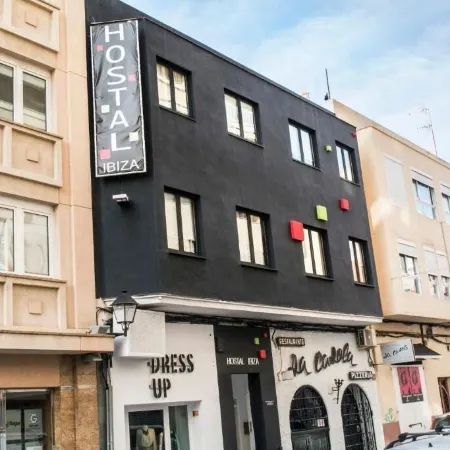 Hostal Ibiza Отели рядом с достопримечательностью «Пуэрто де Ибиса»