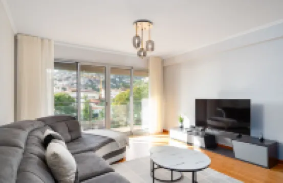 카르모에 정박된 숙소, 호미 제공