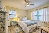 Cozy Wilmington Vacation Rental 10 Mi to Beach! - Spa