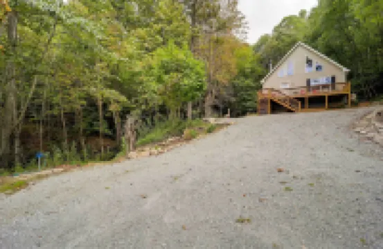 'เกรย์สโตน' เคบินริมลำธาร: เดินป่า, ตกปลา และสำรวจ!