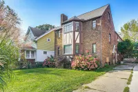 Striking Tudor Revival in Five Points District! - appartements de vacances
