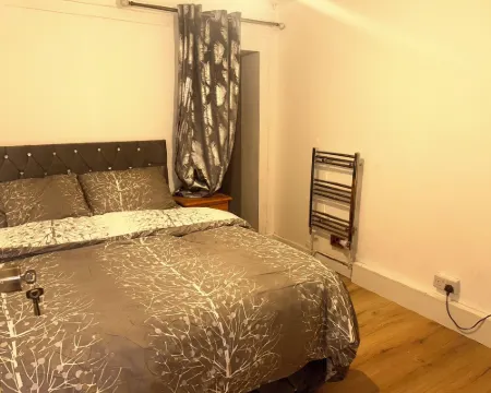 Charming 4-bedroom House Rental in Basildon, UK فنادق في بازيلدون