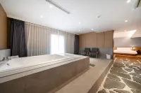 โรงแรมคัสตอม