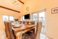 Spacious Country House for 14, Holywell, No Deposit - 3-Star