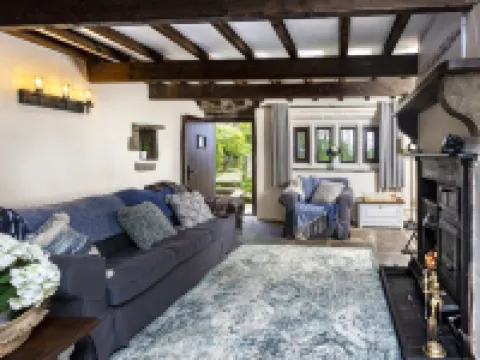 1 Bedroom Cottage in Bury, No Deposit Hotels in Bury