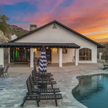 Built Into A Mtn - Heated Pool & Lounge