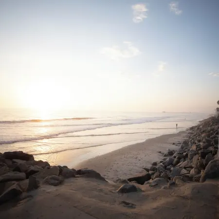 Oceanside Gem - King Bed- Easy Walk to the Beach + Private Parking