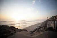 Oceanside Gem - King Bed- Easy Walk to the Beach + Private Parking