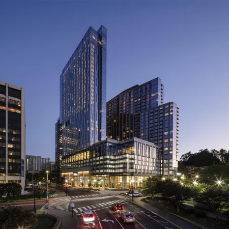 Hilton Arlington Rosslyn the Key Отели рядом с достопримечательностью «Арлингтонское национальное кладбище»