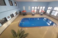 Riverview Inn & Suites, Ascend Hotel Collection - piscina