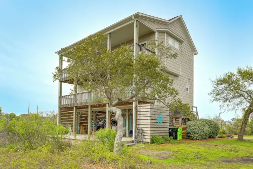 Walk to Surf City Beach: Ocean-View Home w/ Decks! - ビーチサイド