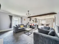 Cosy Apartment above Village Pub Hotels in Buxton