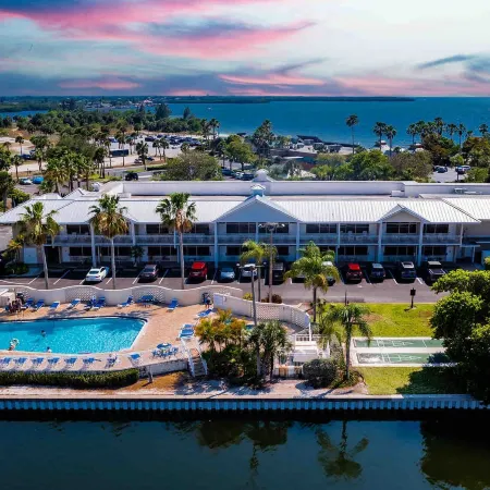 Mangrove Waterway View Sleeps 4 Pool Courts