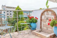 Gregory's Apartments - غرفة مطلة على الجبل