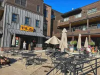 Downtown condo short walk to lake, patio and awesome common area