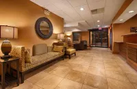 Best Western Plus Mishawaka Inn - parkir