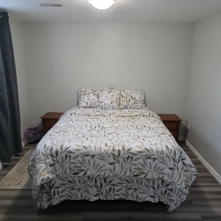 Bright & Cozy 2-Bedroom Main Floor Suite Отели в г. Брамптон
