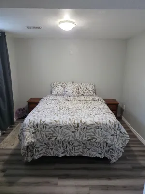 Suite lumineuse et confortable de 2 chambres au rez-de-chaussée Hôtels à : 