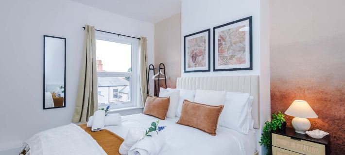 Central 2 Bed in Wrexham Sleeps 6 With Parking Hotels in Wrexham