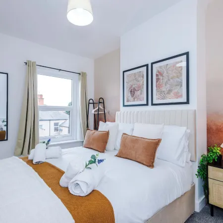 Central 2 Bed in Wrexham Sleeps 6 With Parking Отели в г. Рексхэм