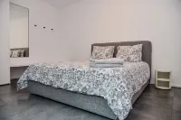 Front Lake Vacation Rental Mel in Melide - Apartments